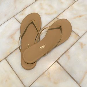 NWOT Tkees matte tan sandals - size 41